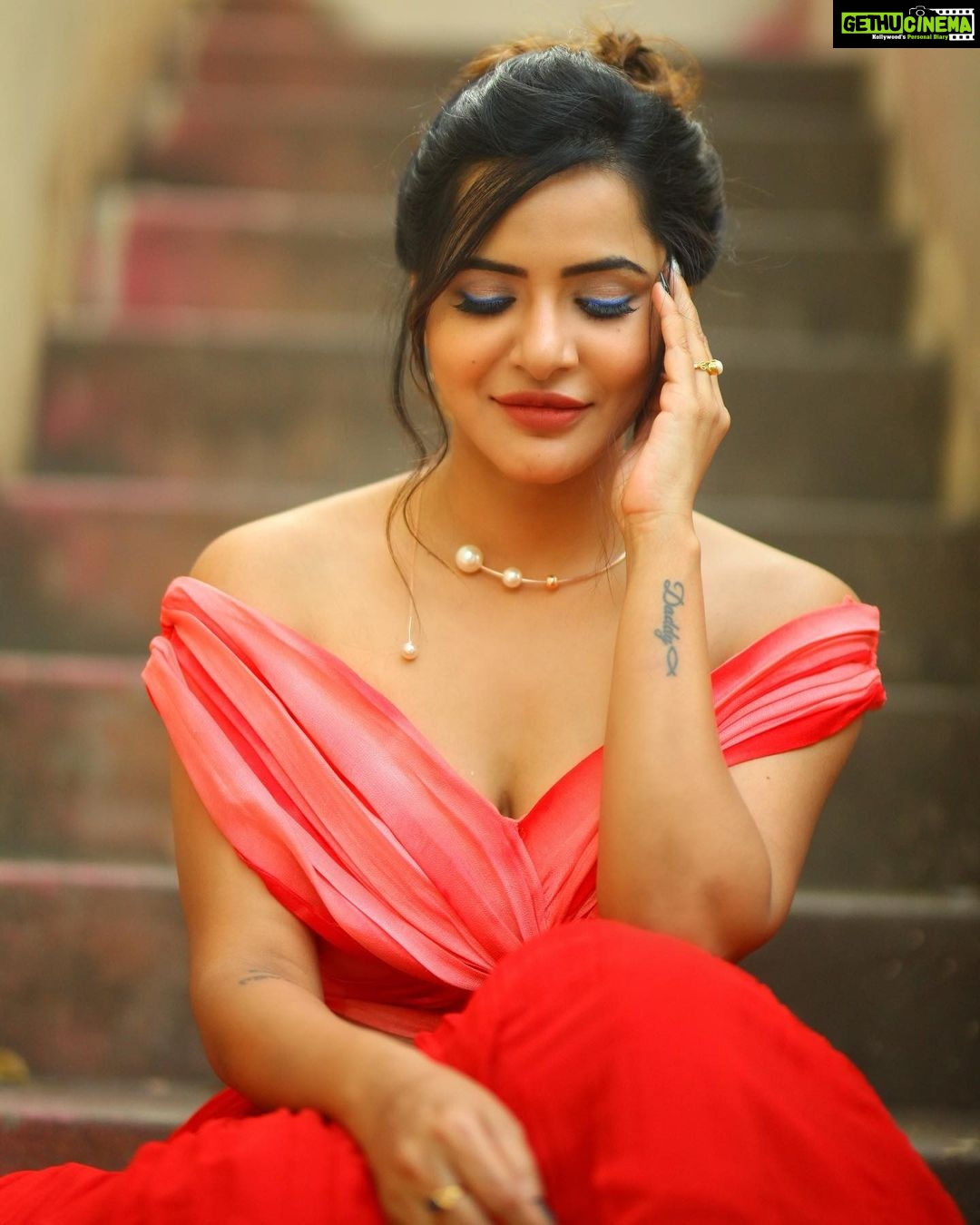 Ashu Reddy Instagram - Red gari ammai ra, Red dress veskundi raa!! 👁😂👹 #ashureddy @naveen_photography_official @label.daara @hairstylistravi #photoeveryday 🌹🦀