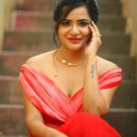 Ashu Reddy Instagram - Red gari ammai ra, Red dress veskundi raa!! 👁😂👹 #ashureddy @naveen_photography_official @label.daara @hairstylistravi #photoeveryday 🌹🦀