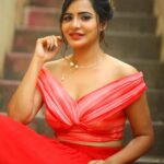 Ashu Reddy Instagram - Red gari ammai ra, Red dress veskundi raa!! 👁😂👹 #ashureddy @naveen_photography_official @label.daara @hairstylistravi #photoeveryday 🌹🦀