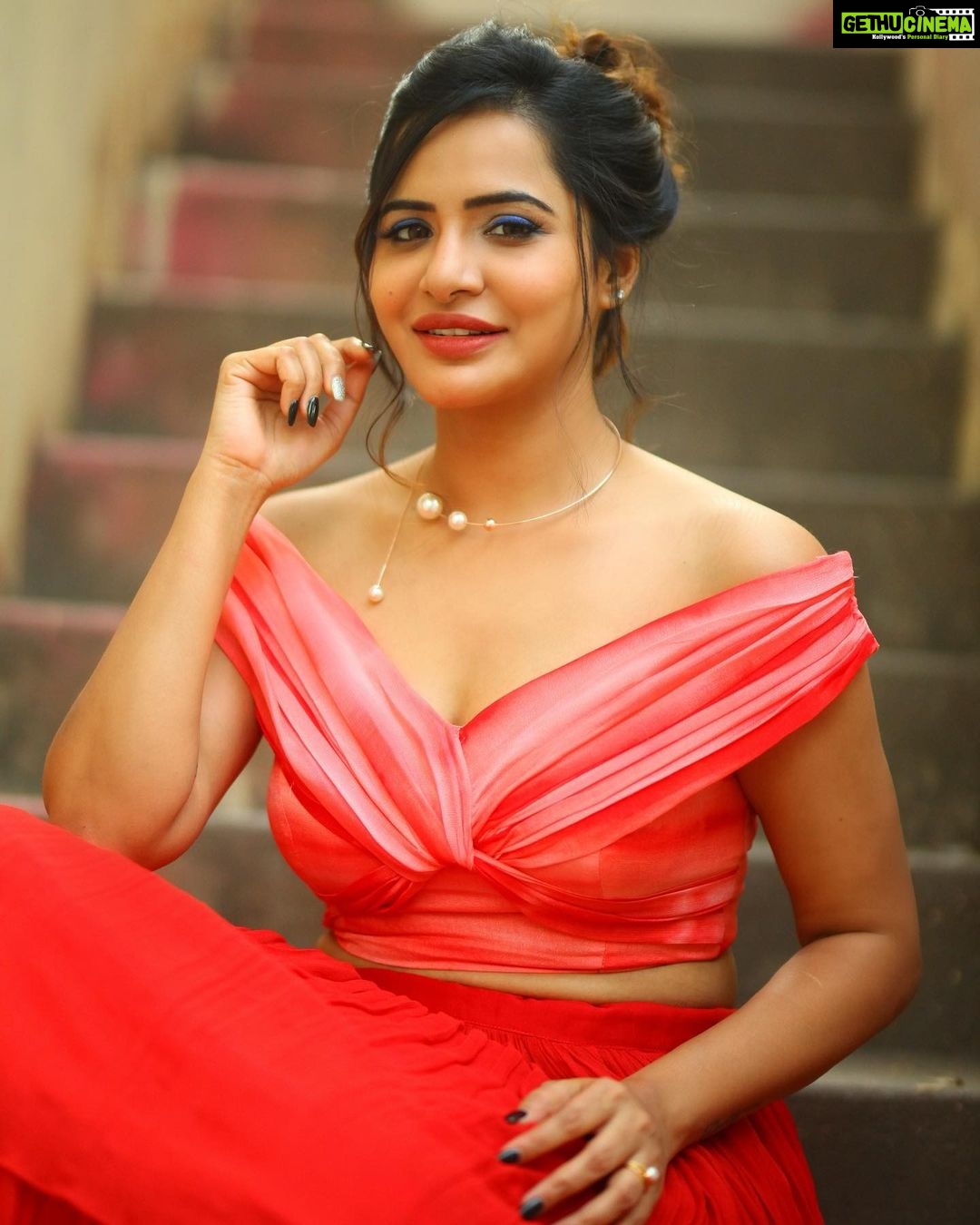 Ashu Reddy Instagram - Red gari ammai ra, Red dress veskundi raa!! 👁😂👹 #ashureddy @naveen_photography_official @label.daara @hairstylistravi #photoeveryday 🌹🦀