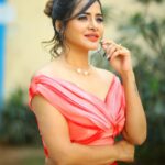 Ashu Reddy Instagram - Red gari ammai ra, Red dress veskundi raa!! 👁😂👹 #ashureddy @naveen_photography_official @label.daara @hairstylistravi #photoeveryday 🌹🦀