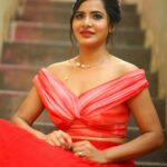 Ashu Reddy Instagram - Red gari ammai ra, Red dress veskundi raa!! 👁😂👹 #ashureddy @naveen_photography_official @label.daara @hairstylistravi #photoeveryday 🌹🦀