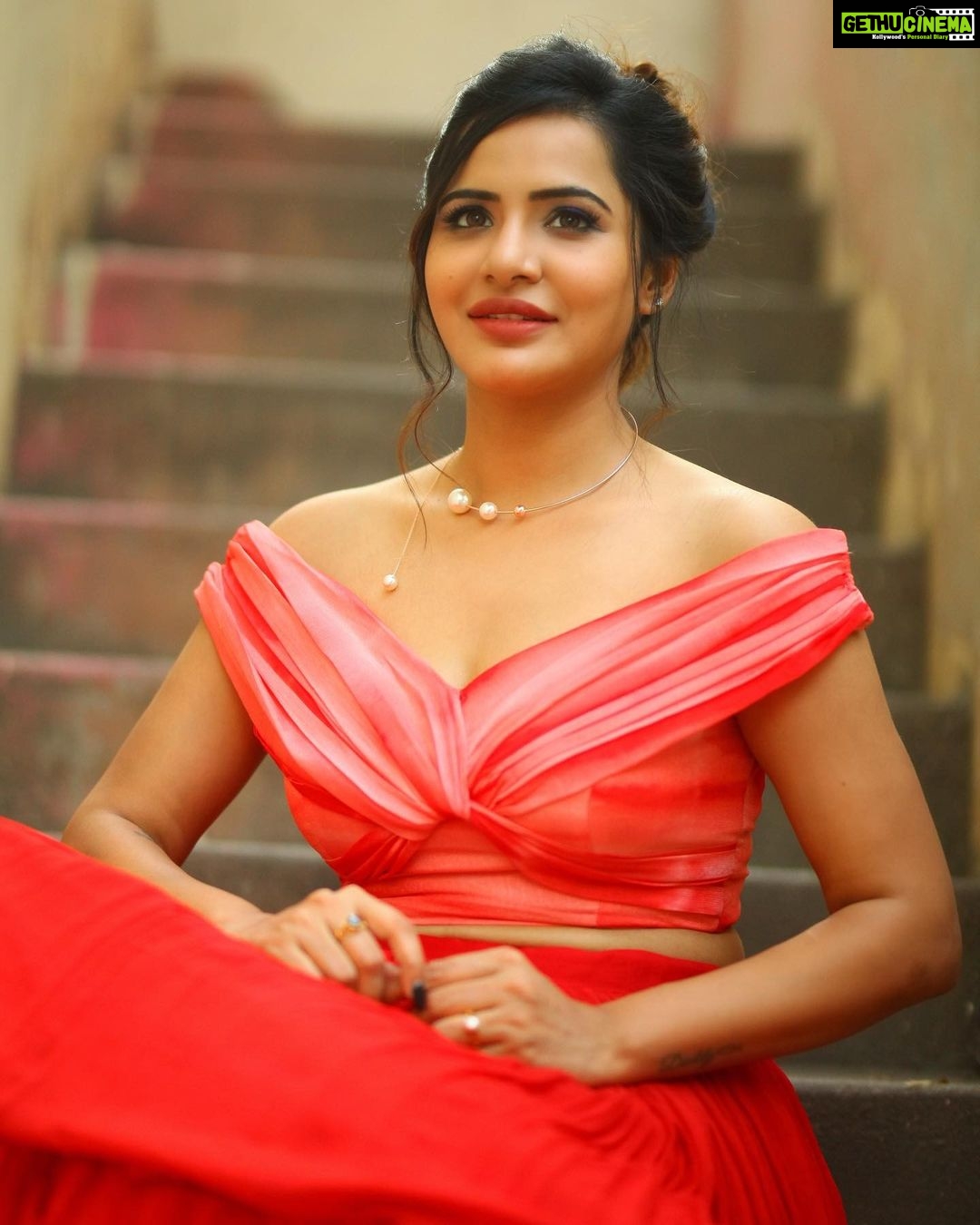 Ashu Reddy Instagram - Red gari ammai ra, Red dress veskundi raa!! 👁😂👹 #ashureddy @naveen_photography_official @label.daara @hairstylistravi #photoeveryday 🌹🦀