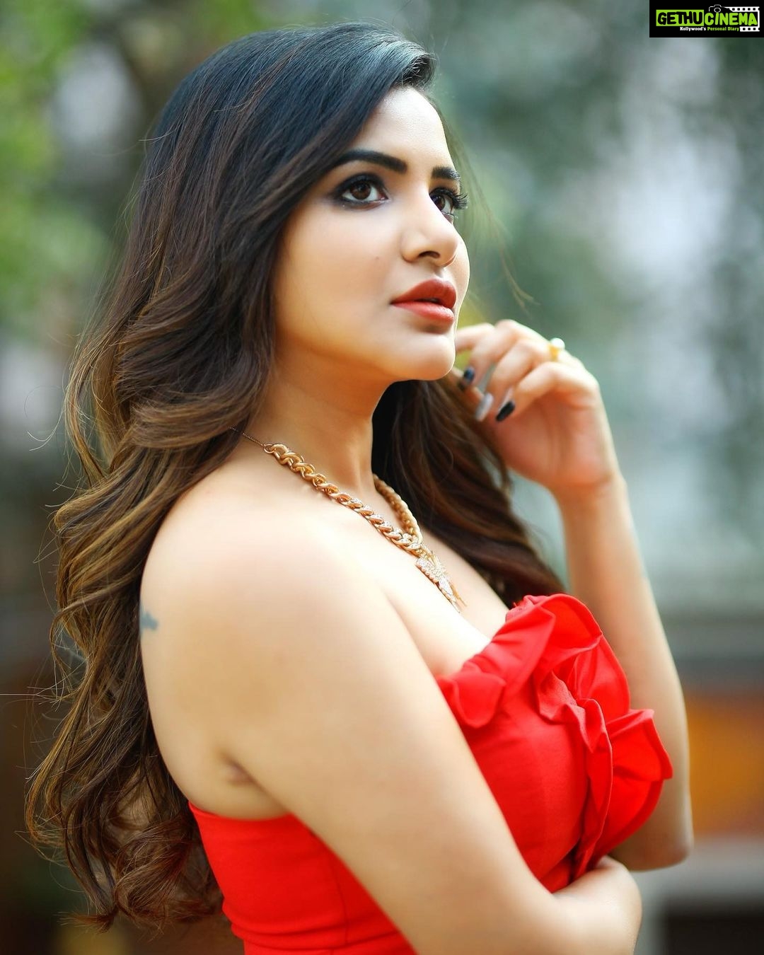 Ashu Reddy Instagram - Butterfly in my mind 👻👹👁 #ashureddy #photooftheday @naveen_photography_official