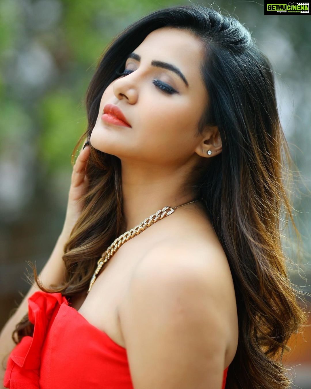 Ashu Reddy Instagram - Butterfly in my mind 👻👹👁 #ashureddy #photooftheday @naveen_photography_official