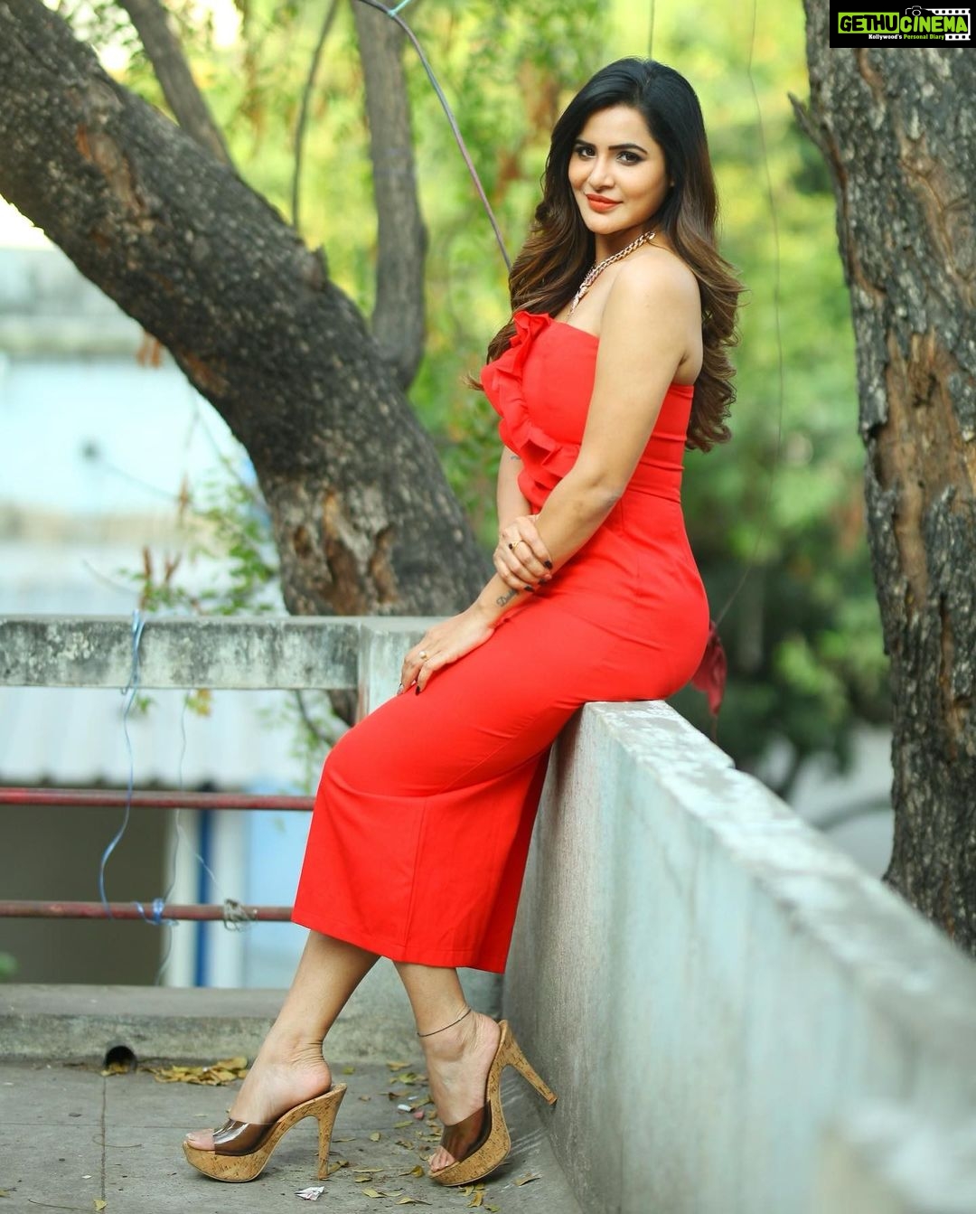Ashu Reddy Instagram - Butterfly in my mind 👻👹👁 #ashureddy #photooftheday @naveen_photography_official