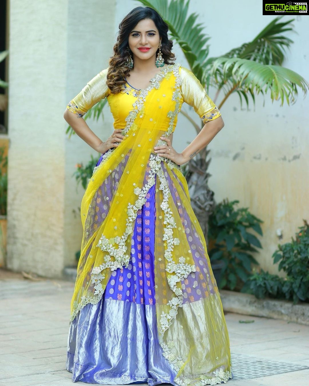 Ashu Reddy Instagram - Happy Sankranti everyone!!πΈπππ£π Styled by @impriyankasahajananda Outfit @srikrishnasilk π Jewellery @petalsbyswathi π @naveen_photography_official @hairstylistravi π«π£ #ashureddy #styledbypriyankasahajananda #traditional #festivalvibes