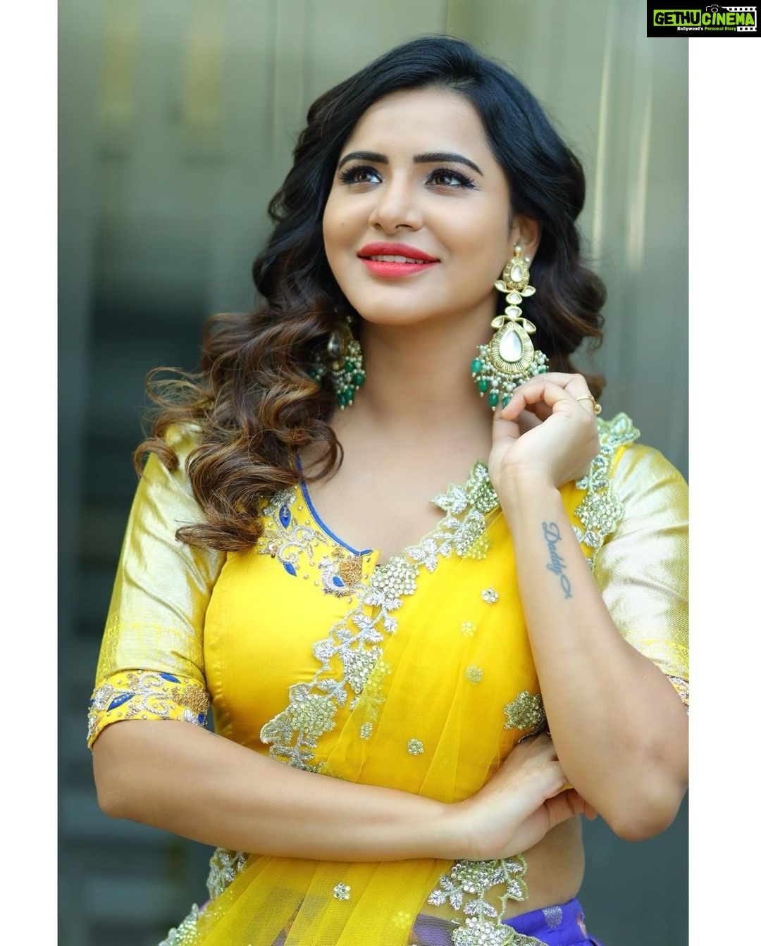 Ashu Reddy Instagram - Happy Sankranti everyone!!πΈπππ£π Styled by @impriyankasahajananda Outfit @srikrishnasilk π Jewellery @petalsbyswathi π @naveen_photography_official @hairstylistravi π«π£ #ashureddy #styledbypriyankasahajananda #traditional #festivalvibes