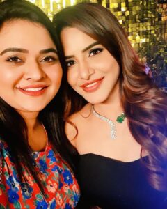 Ashu Reddy Instagram - Mine and I'm possessive 🧿♥️ #ashureddy #myfriends #mypeople #rareseeds