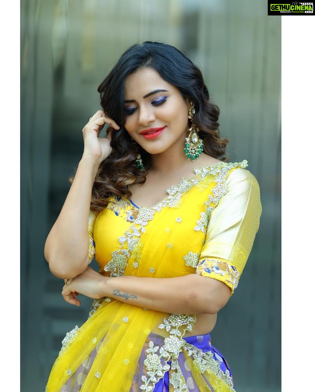 Ashu Reddy Instagram - Happy Sankranti everyone!!πΈπππ£π Styled by @impriyankasahajananda Outfit @srikrishnasilk π Jewellery @petalsbyswathi π @naveen_photography_official @hairstylistravi π«π£ #ashureddy #styledbypriyankasahajananda #traditional #festivalvibes