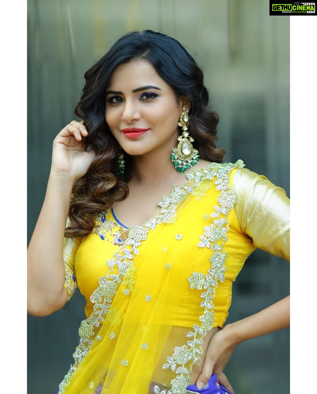Ashu Reddy Instagram - Happy Sankranti everyone!!πΈπππ£π Styled by @impriyankasahajananda Outfit @srikrishnasilk π Jewellery @petalsbyswathi π @naveen_photography_official @hairstylistravi π«π£ #ashureddy #styledbypriyankasahajananda #traditional #festivalvibes