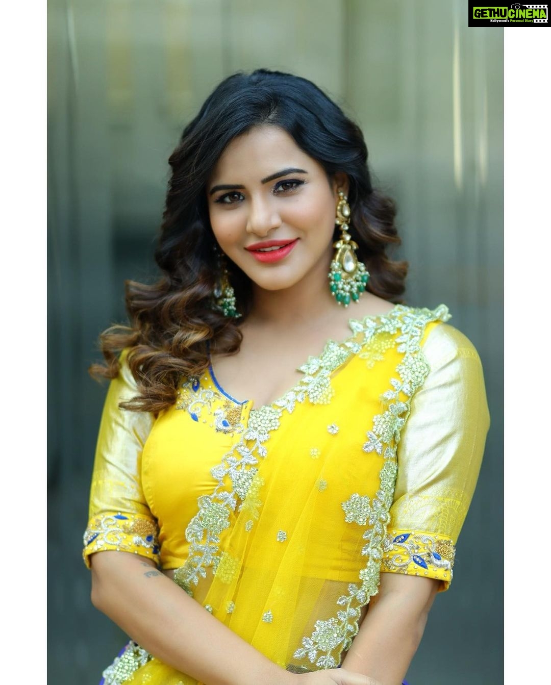 Ashu Reddy Instagram - Happy Sankranti everyone!!πΈπππ£π Styled by @impriyankasahajananda Outfit @srikrishnasilk π Jewellery @petalsbyswathi π @naveen_photography_official @hairstylistravi π«π£ #ashureddy #styledbypriyankasahajananda #traditional #festivalvibes