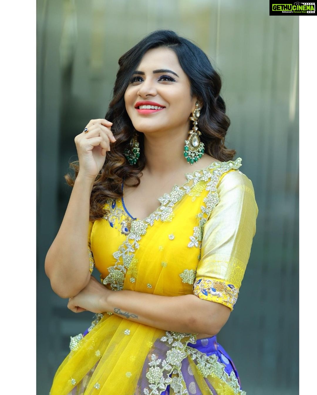 Ashu Reddy Instagram - Happy Sankranti everyone!!πΈπππ£π Styled by @impriyankasahajananda Outfit @srikrishnasilk π Jewellery @petalsbyswathi π @naveen_photography_official @hairstylistravi π«π£ #ashureddy #styledbypriyankasahajananda #traditional #festivalvibes