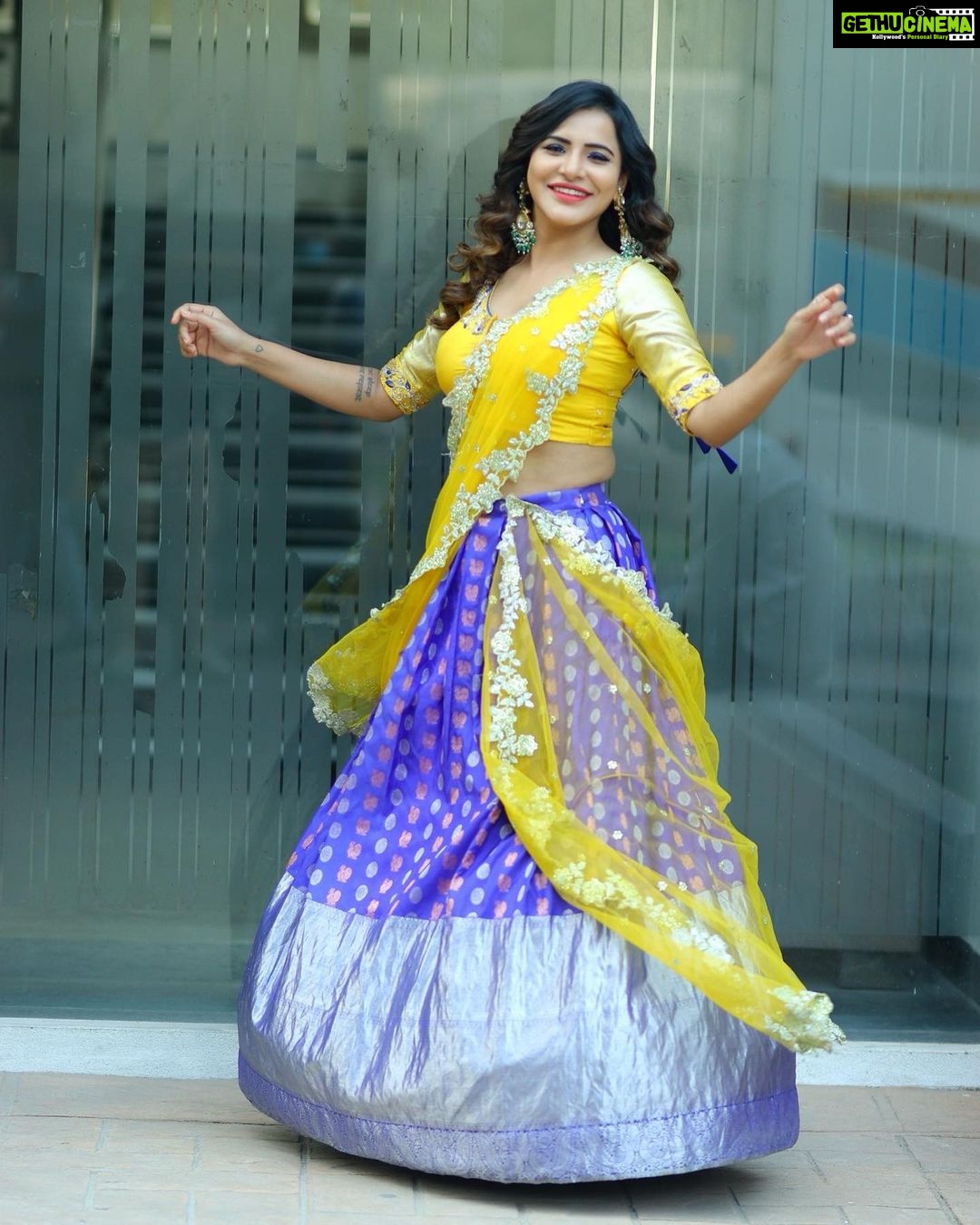 Ashu Reddy Instagram - Happy Sankranti everyone!!πΈπππ£π Styled by @impriyankasahajananda Outfit @srikrishnasilk π Jewellery @petalsbyswathi π @naveen_photography_official @hairstylistravi π«π£ #ashureddy #styledbypriyankasahajananda #traditional #festivalvibes