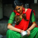 Ashu Reddy Instagram - When your life is rotta , make it a cheepirikatta..!! 😂 Keep your surroundings clean.. HAPPY BHOGI EVERYONE 🔥 😝 #ashureddy #photooftheday #cheepirikatta #funnyposts #happydaystvshow 👹 👻 @naveen_photography_official @hairstylistravi dress courtesy my lady @itshimaja