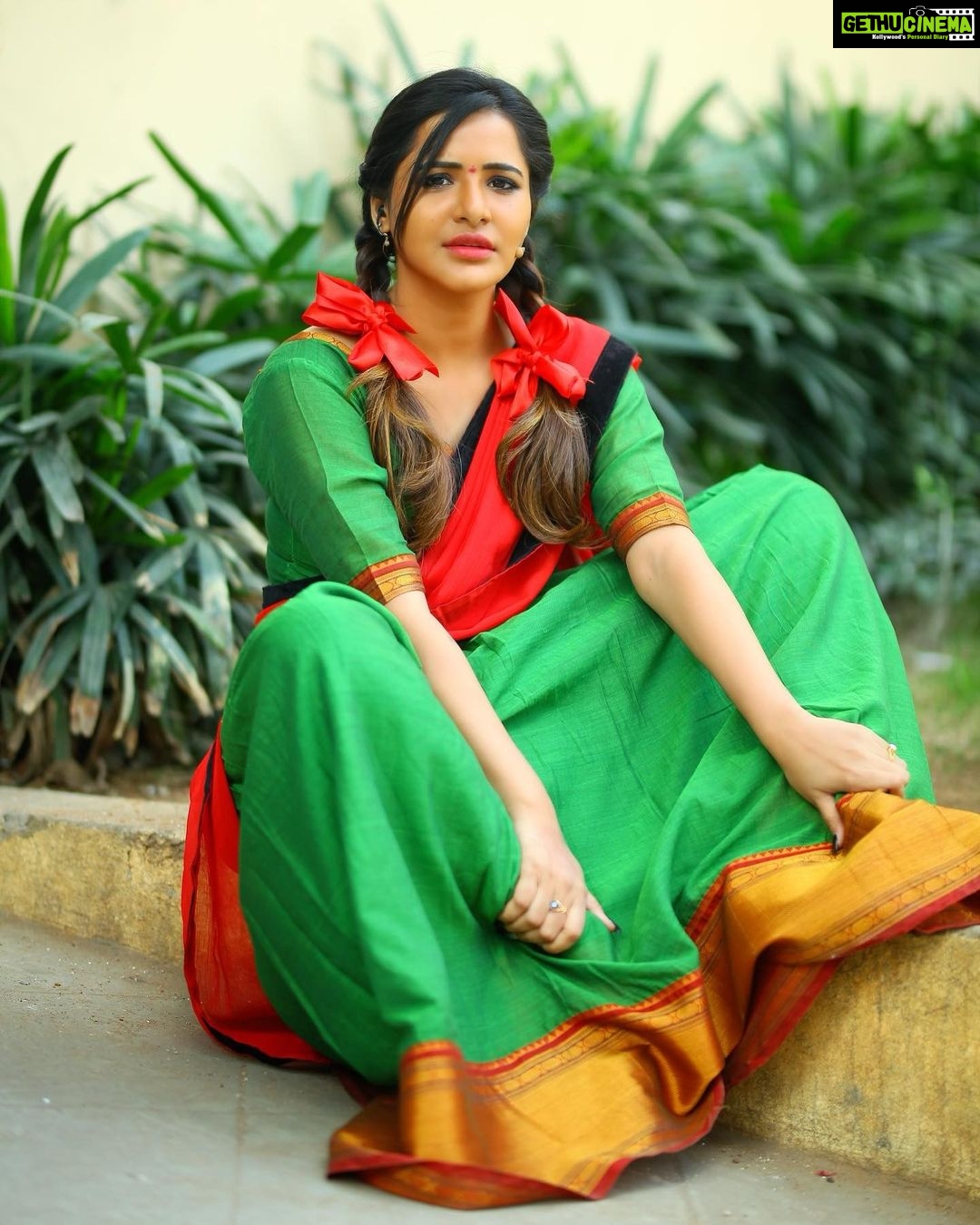 Ashu Reddy Instagram - When your life is rotta , make it a cheepirikatta..!! 😂 Keep your surroundings clean.. HAPPY BHOGI EVERYONE 🔥 😝 #ashureddy #photooftheday #cheepirikatta #funnyposts #happydaystvshow 👹 👻 @naveen_photography_official @hairstylistravi dress courtesy my lady @itshimaja
