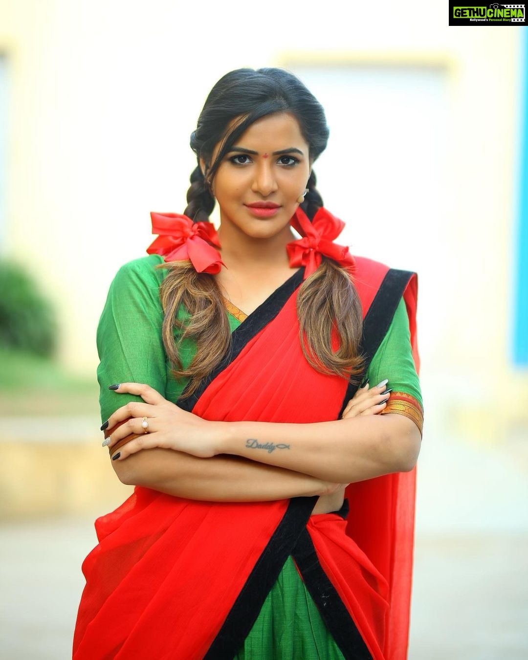 Ashu Reddy Instagram - When your life is rotta , make it a cheepirikatta..!! 😂 Keep your surroundings clean.. HAPPY BHOGI EVERYONE 🔥 😝 #ashureddy #photooftheday #cheepirikatta #funnyposts #happydaystvshow 👹 👻 @naveen_photography_official @hairstylistravi dress courtesy my lady @itshimaja