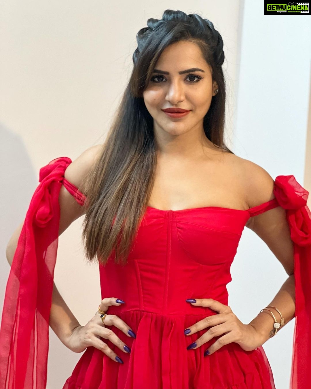 Ashu Reddy Instagram - Red wine 🍷 #ashureddy #reddress❤️