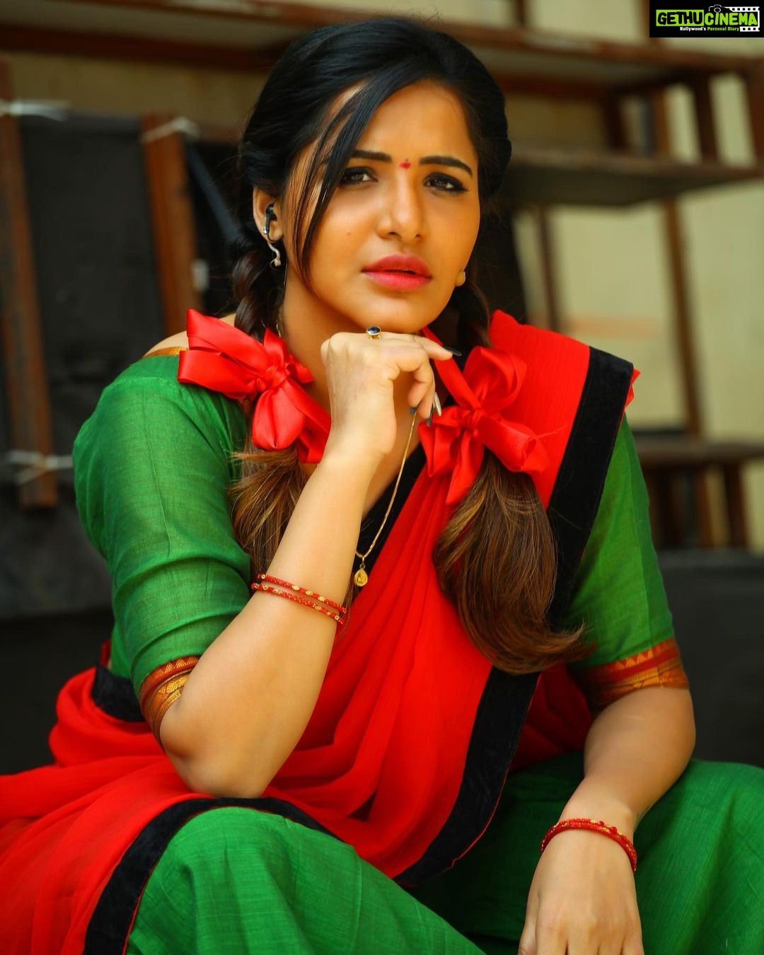 Ashu Reddy Instagram - When your life is rotta , make it a cheepirikatta..!! 😂 Keep your surroundings clean.. HAPPY BHOGI EVERYONE 🔥 😝 #ashureddy #photooftheday #cheepirikatta #funnyposts #happydaystvshow 👹 👻 @naveen_photography_official @hairstylistravi dress courtesy my lady @itshimaja