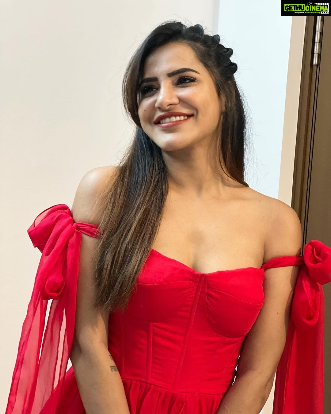 Ashu Reddy Instagram - Red wine 🍷 #ashureddy #reddress❤️