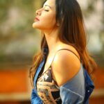 Ashu Reddy Instagram - Hotness lies in your eyes, not in my thighs!! 😝🤣 #ashureddy #photooftheday @naveen_photography_official #photoeveryday #grateful