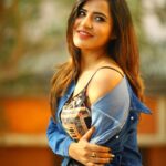 Ashu Reddy Instagram - Hotness lies in your eyes, not in my thighs!! 😝🤣 #ashureddy #photooftheday @naveen_photography_official #photoeveryday #grateful