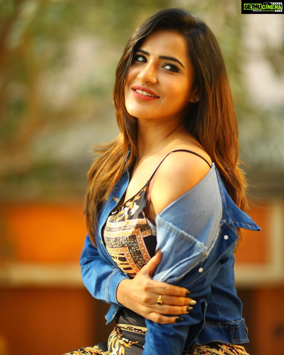 Ashu Reddy Instagram - Hotness lies in your eyes, not in my thighs!! 😝🤣 #ashureddy #photooftheday @naveen_photography_official #photoeveryday #grateful