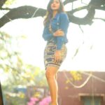 Ashu Reddy Instagram - Hotness lies in your eyes, not in my thighs!! 😝🤣 #ashureddy #photooftheday @naveen_photography_official #photoeveryday #grateful