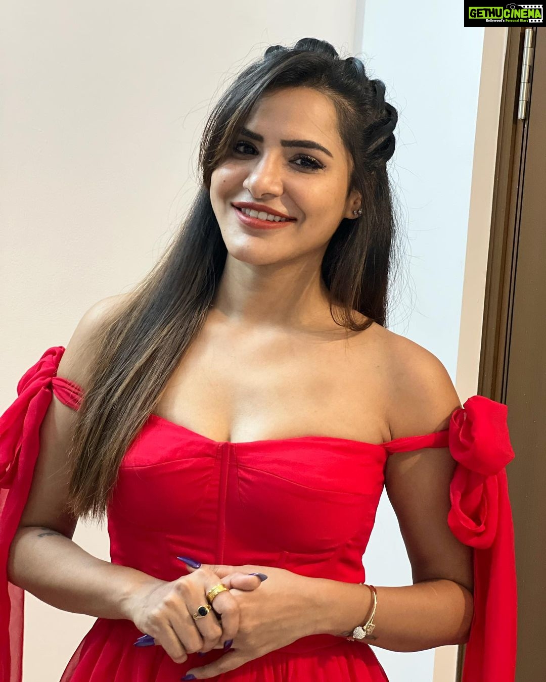 Ashu Reddy Instagram - Red wine 🍷 #ashureddy #reddress❤️