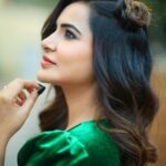Ashu Reddy Instagram - This look has an ancient history and named after "Mudi pithrey" 😝 by @hairstylistravi 's Flower hairstyle 🌸👻 How is it..?😂♥️🌸 #ashureddy #hairstyles #photoeveryday #photooftheday @naveen_photography_official 🦕👹