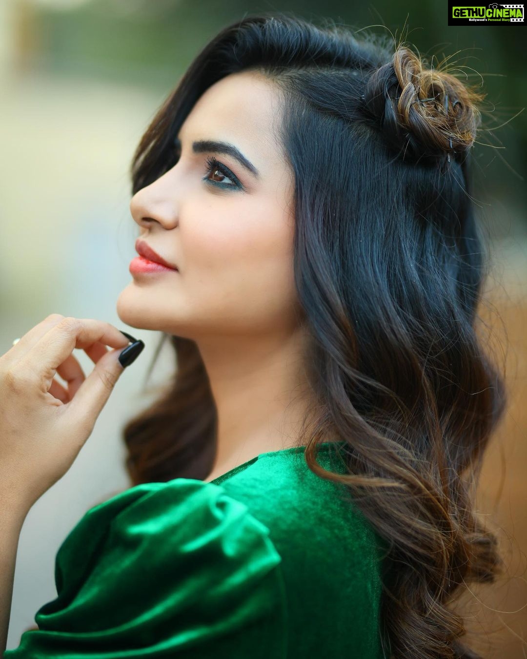 Ashu Reddy Instagram - This look has an ancient history and named after "Mudi pithrey" π by @hairstylistravi 's Flower hairstyle πΈπ» How is it..?πβ₯οΈπΈ #ashureddy #hairstyles #photoeveryday #photooftheday @naveen_photography_official π¦πΉ
