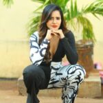 Ashu Reddy Instagram - Ways of sittings!! 😂😂 what do you think 🤔 #ashureddy #creativeposes 😛@naveen_photography_official @hairstylistravi 👹👻