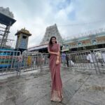 Ashu Reddy Instagram - Happy New Year everyone!! ♥️ Surround yourself with positive vibes always this year!! #ashureddy #templevibes #tirupati #newyear2022 Tirupati