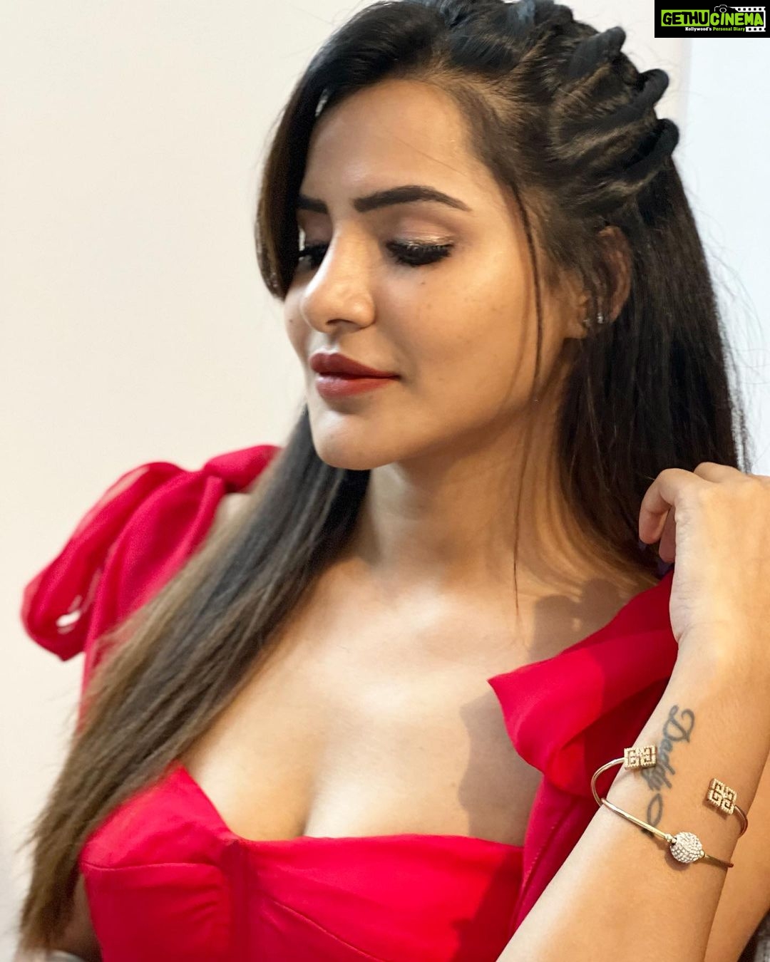 Ashu Reddy Instagram - Red wine 🍷 #ashureddy #reddress❤️