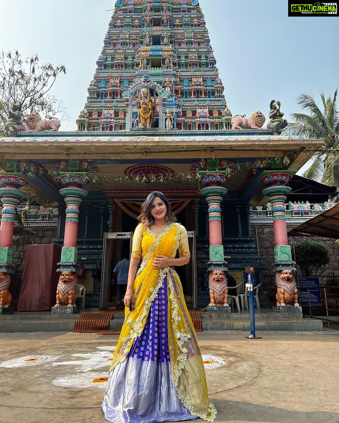 Ashu Reddy Instagram - Devotional time!! 🧨♥️ #ashureddy #templevibes #positivity ☀️😻