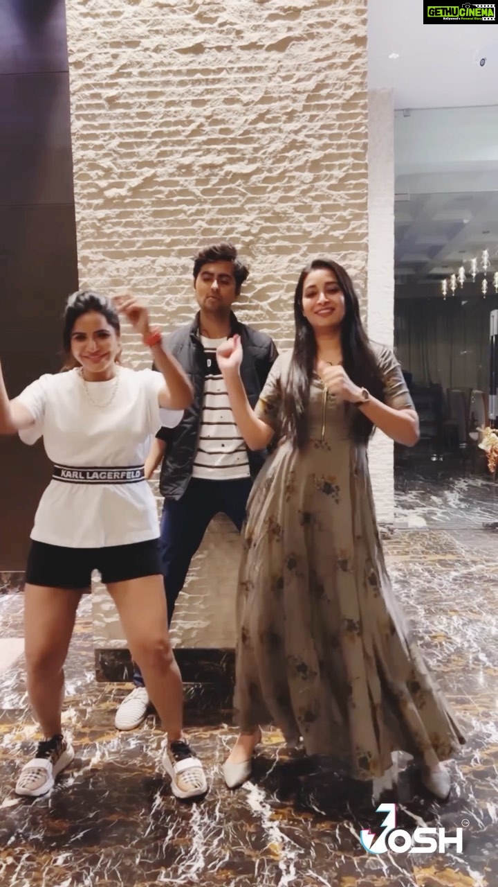 Ashu Reddy Instagram - Dance mode 🥳♥️😂 with favourites @jaswanth_jessie @iam_bhanusri #ashureddy @joshapp.telugu @officialjoshapp