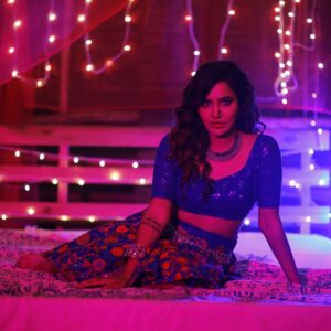 Ashu Reddy Instagram - A TRIBUTE TO SAMANTHA..!! 😍♥️ Coming soon, I'm sure you already guessed the song!! For the first time ever, tried something like this! #ashureddy #tributetosam #albumsong 

Make over by @celebritysecretsindia 

Directed by
@w_i_n_od 

Production 
@tree_.house_. 
Styled by
@pravalli_sarma

Choreography 
@_tejaswani_behera_official_ @sudarshan_master_official 

Dop 
@rehanshaik_17
