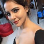 Ashu Reddy Instagram - Can anyone count how many moles are there in this picture 🤫😎🧿 #ashureddy #clearskin #molesarebeautiful 🫠