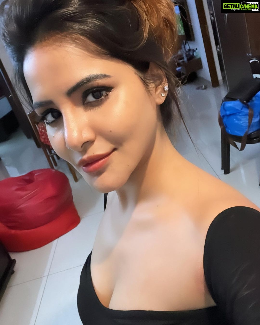 Ashu Reddy Instagram - Can anyone count how many moles are there in this picture 🤫😎🧿 #ashureddy #clearskin #molesarebeautiful 🫠