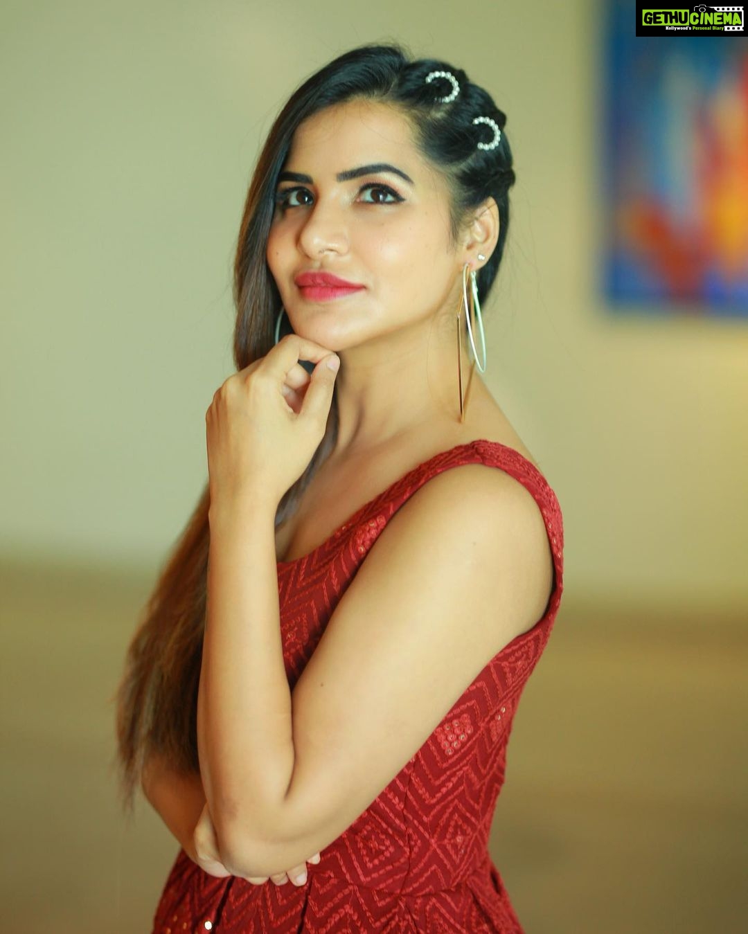 Ashu Reddy Instagram - Our words are closely heard by God, so better pray and not prey. 🙆🏻♀️🔥♥️ #ashureddy #godisgood #gratitude #kindnesshelps @naveen_photography_official @hairstylistravi