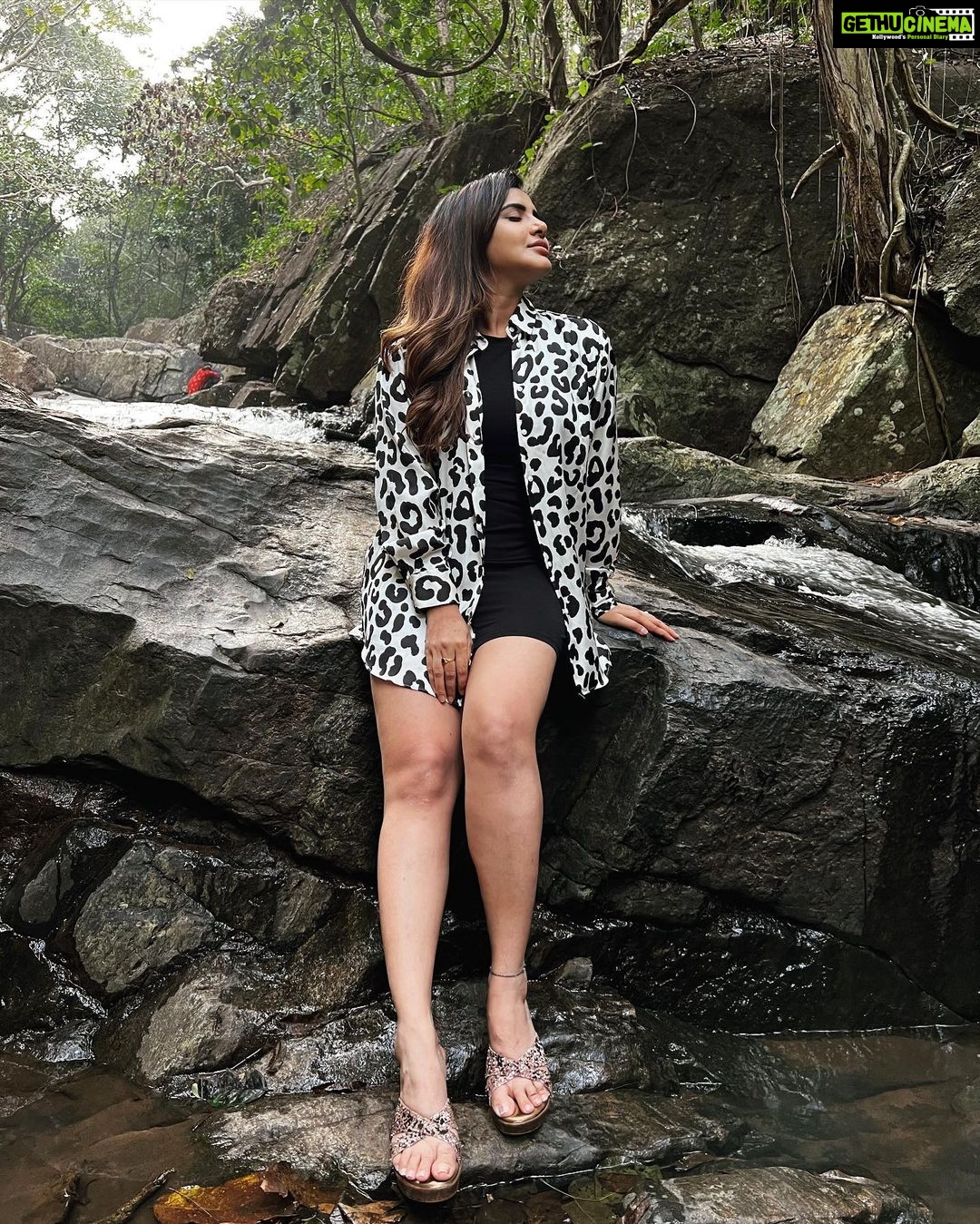 Ashu Reddy Instagram - Travel to work places!! ♥️✈️💯 #getaway #naturetherapy #alonetime 😊☀️ #ashureddysexy