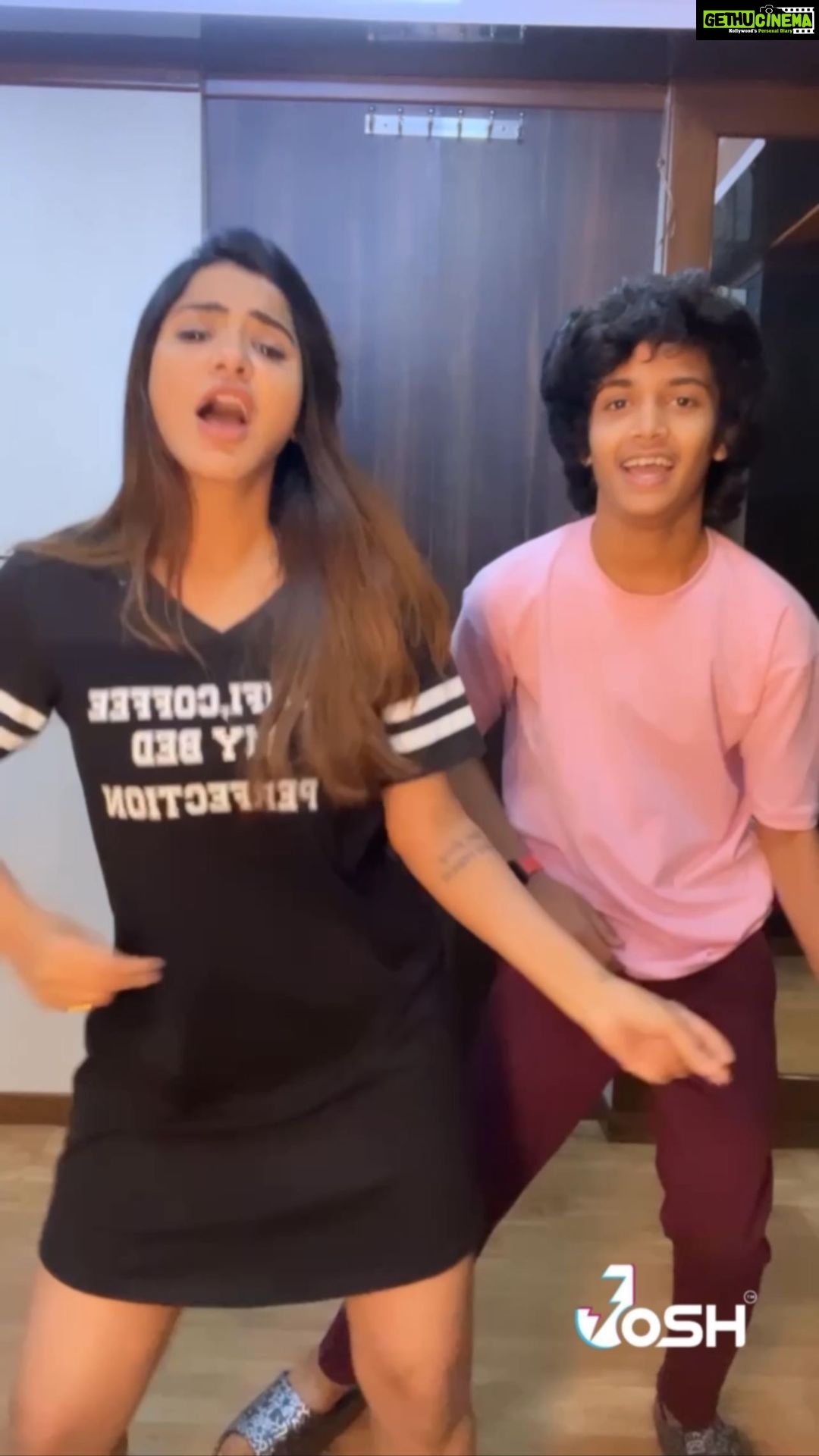 Ashu Reddy Instagram - Balayya Babu song mamulga undadu mari..!!♥️🎉 #jaibalaya #akhanda #ashureddy @roshandj5 @officialjoshapp @joshapp.telugu #joshmeinaaja