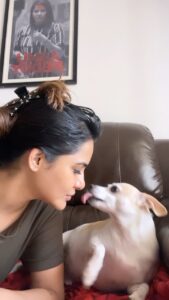 Ashu Reddy Instagram - Pure love 🥺♥️ #barkatyourdogchallenge #ashureddy #rajugadu 👹