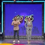 Ashu Reddy Instagram - 😂😂😂 HappyDays Monday to Friday 6:30PM @etvplusindia ♥️ #ashureddy #happydaysshow #students #energy