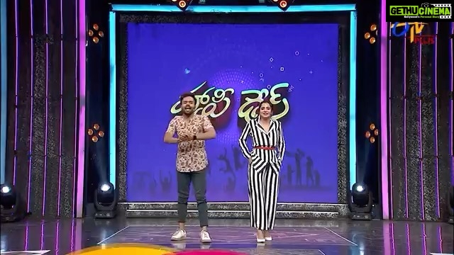 Ashu Reddy Instagram - 😂😂😂 HappyDays Monday to Friday 6:30PM @etvplusindia ♥️ #ashureddy #happydaysshow #students #energy