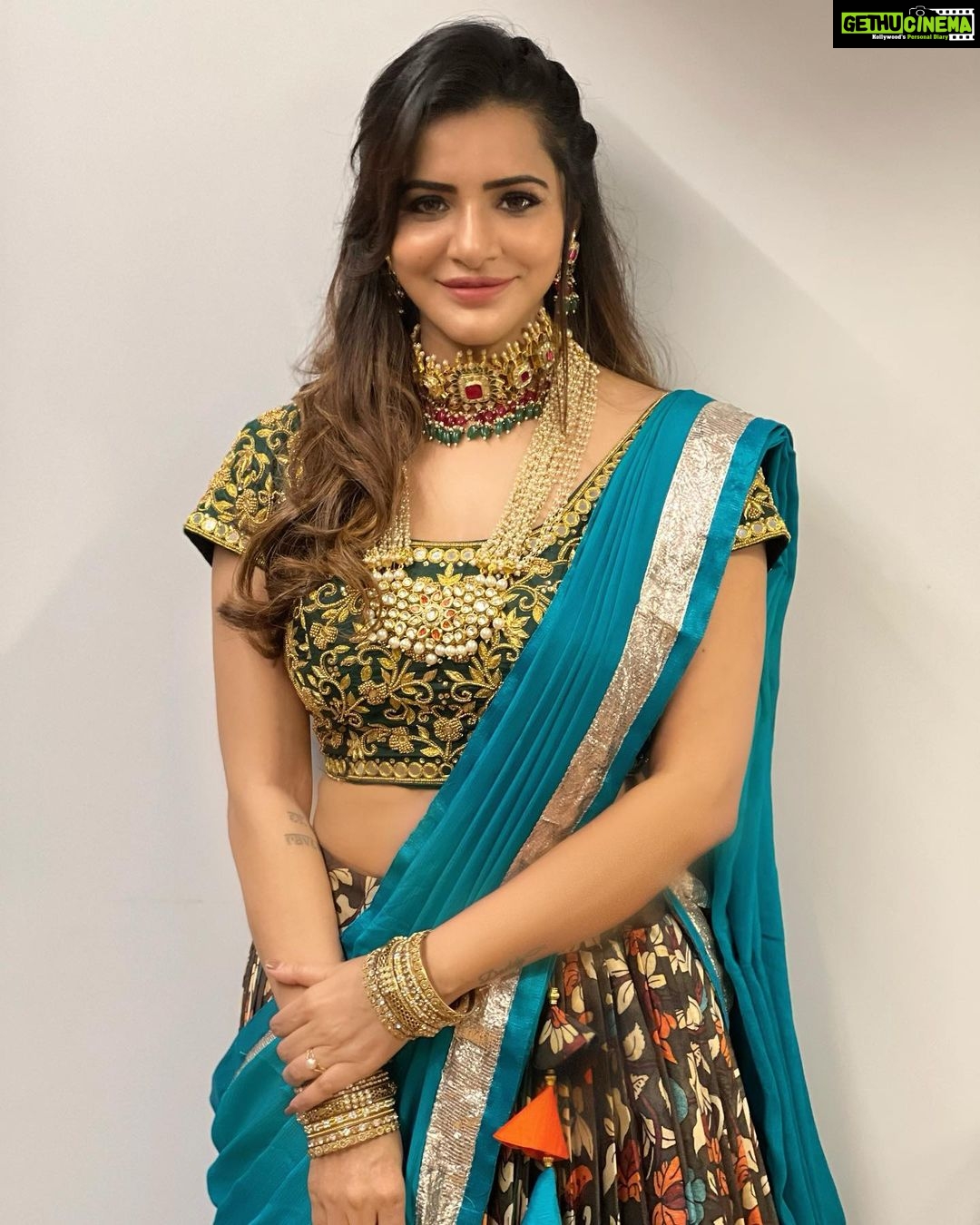 Ashu Reddy Instagram - Okay now you guys should tell me how is the traditional look!! 😍♥️ #ashureddy #tradtional #beingdesi Thank you @argalacouture9 @petalsbyswathi #event #rajamundry #vibes 🔥