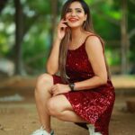 Ashu Reddy Instagram – Sit and Stand game, nothing else 😂♥️ #ashureddy #photooftheday #photoeveryday @naveen_photography_official