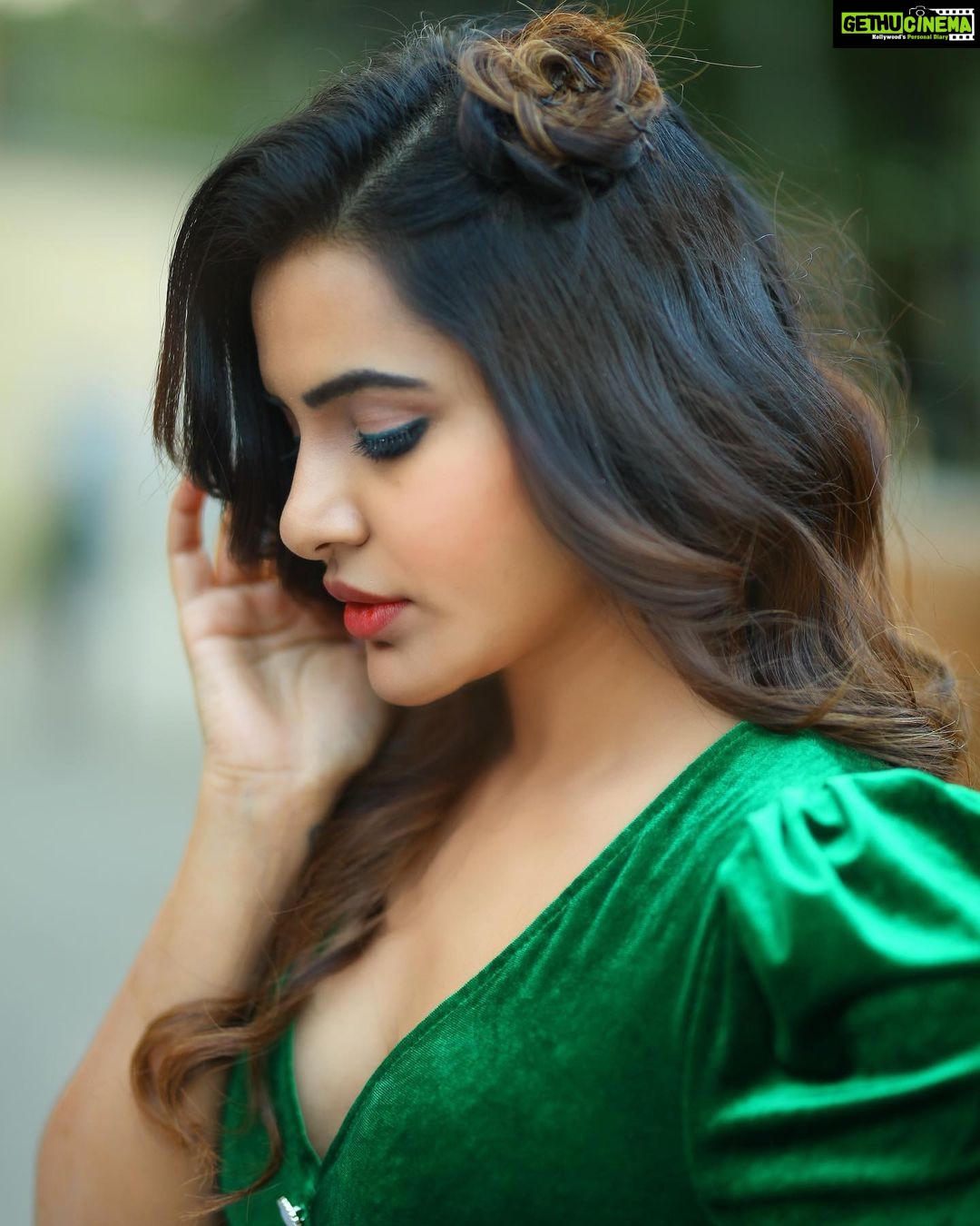 Ashu Reddy Instagram - This look has an ancient history and named after "Mudi pithrey" π by @hairstylistravi 's Flower hairstyle πΈπ» How is it..?πβ₯οΈπΈ #ashureddy #hairstyles #photoeveryday #photooftheday @naveen_photography_official π¦πΉ