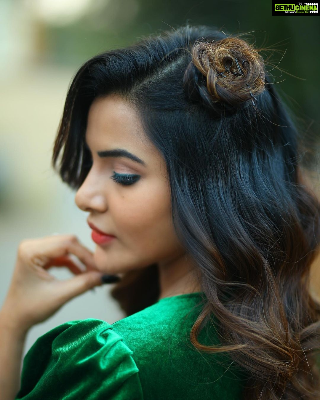 Ashu Reddy Instagram - This look has an ancient history and named after "Mudi pithrey" π by @hairstylistravi 's Flower hairstyle πΈπ» How is it..?πβ₯οΈπΈ #ashureddy #hairstyles #photoeveryday #photooftheday @naveen_photography_official π¦πΉ