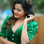 Ashu Reddy Instagram – This look has an ancient history and named after “Mudi pithrey” 😝 by  @hairstylistravi ‘s Flower hairstyle 🌸👻 How is it..?😂♥️🌸 #ashureddy #hairstyles #photoeveryday #photooftheday @naveen_photography_official 🦕👹